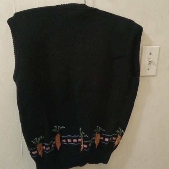 VTG Kerem Sz 4 black Vest button down adorable 'Carrots' embroidery on bottom - Picture 5 of 5